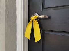 Colgar una cinta amarilla en el picaporte de la puerta de tu casa: por qué lo recomiendan y para qué sirve