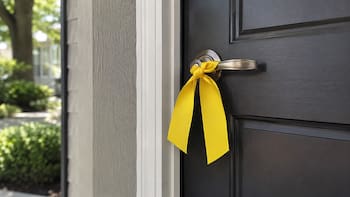 Colgar una cinta amarilla en el picaporte de la puerta de tu casa: por qué lo recomiendan y para qué sirve
