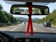 Colgar una cinta roja en el espejo retrovisor de un coche en movimiento: qué significa y para qué se usa