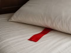 Poner una cinta roja debajo de la almohada: para qué sirve y por qué algunos lo recomiendan