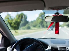 Colgar una tela roja en el interior de un auto: qué significa y para qué se usa