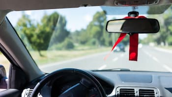 Colgar una tela roja en el interior de un auto: qué significa y para qué se usa