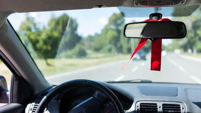 Colgar una tela roja en el interior de un auto: qué significa y para qué se usa