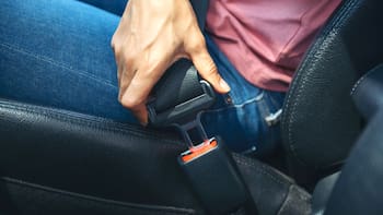 No sólo es abrocharlo | El error que niños y adultos nunca deben cometer con el cinturón de seguridad para reducir la posibilidad de lesiones en un accidente