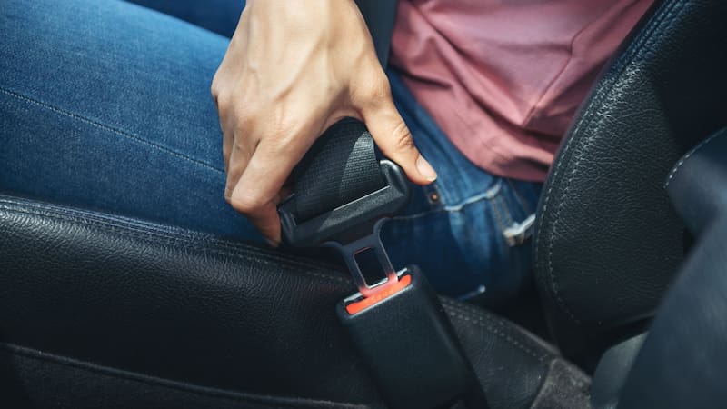 Para qué sirve el botón del cinturón de seguridad del auto y por qué es tan importante