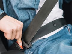 Para qué sirve el botón del cinturón de seguridad del auto y por qué es tan importante