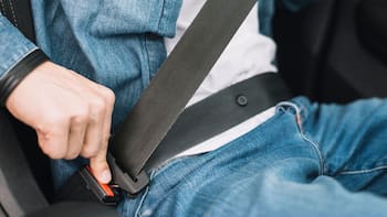 Para qué sirve el botón del cinturón de seguridad del auto y por qué es tan importante