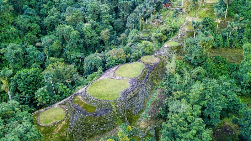 El antiguo asentamiento de la civilización Tayrona está rodeado de selva y solo se puede visitar después de completar una caminata de varios días por la Sierra Nevada de Santa Marta.