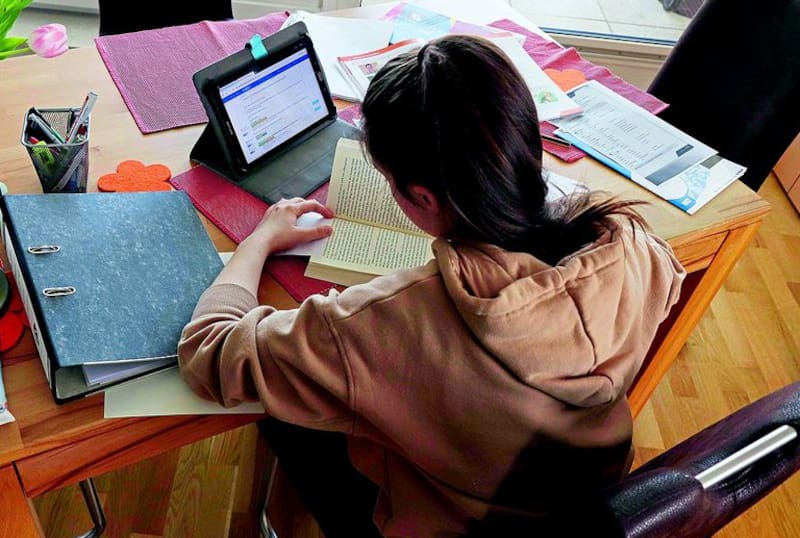 La SEP lanza el ciberbachillerato que combina clases virtuales con acompañamiento presencial.