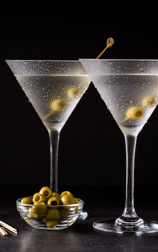 Dry Martini: historia, recetas y secretos del rey de los cócteles, un clásico que se reinventa sin perder elegancia
