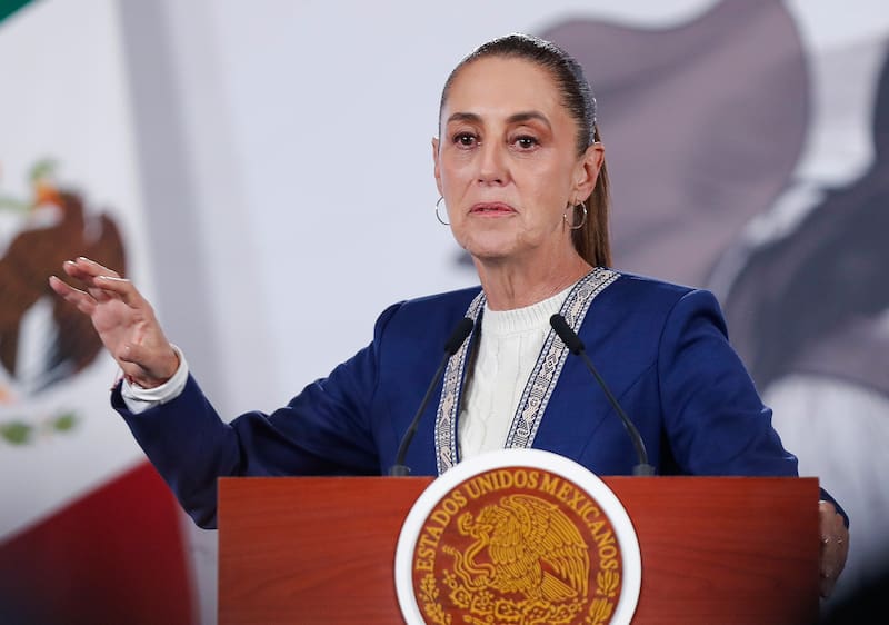 Claudia Sheinbaum busca aprobar la reducción de la jornada laboral.