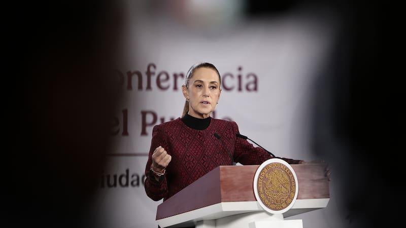 MEX172. CIUDAD DE MÉXICO (MÉXICO), 02/12/2025.- La presidenta de México, Claudia Sheinbaum, habla durante su conferencia de prensa matutina este martes, en Palacio Nacional, en la Ciudad de México (México). Sheinbaum aseguró que planea una llamada para extender su invitación al Papa León XIV, con el objetivo de que el sumo pontífice realice una visita a territorio mexicano, luego de que expresara su deseo de viajar a Latinoamérica y, en particular, de visitar la Basílica de Guadalupe.
