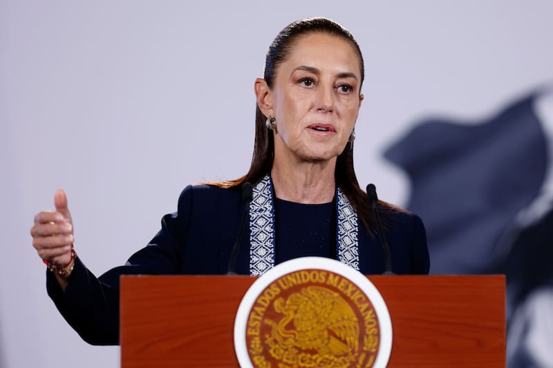 Gobierno de México restringe el uso de celulares en primarias y secundarias.