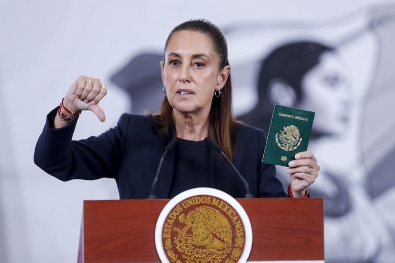 Viajar con el pasaporte vencido o con menos de seis meses de vigencia puede impedirte abordar un avión, incluso si ya tenías todo pago. Fuente: archivo