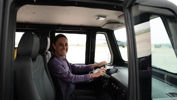 Por primera vez Claudia Sheinbaum condujo el primer auto eléctrico 100% hecho en México: cuándo estará a la venta