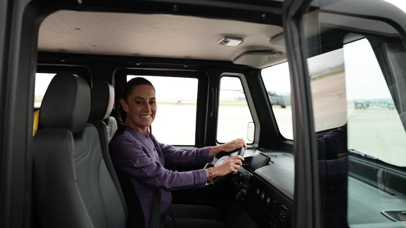 Claudia Sheinbaum condujo el primer auto eléctrico 100% hecho en México.