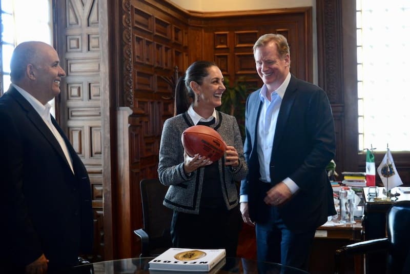 Claudia Sheinbaum en su periodo de jefa de Gobierno de CDMX con Roger Goodell, Comisionado de la NFL, en Ciudad de México.