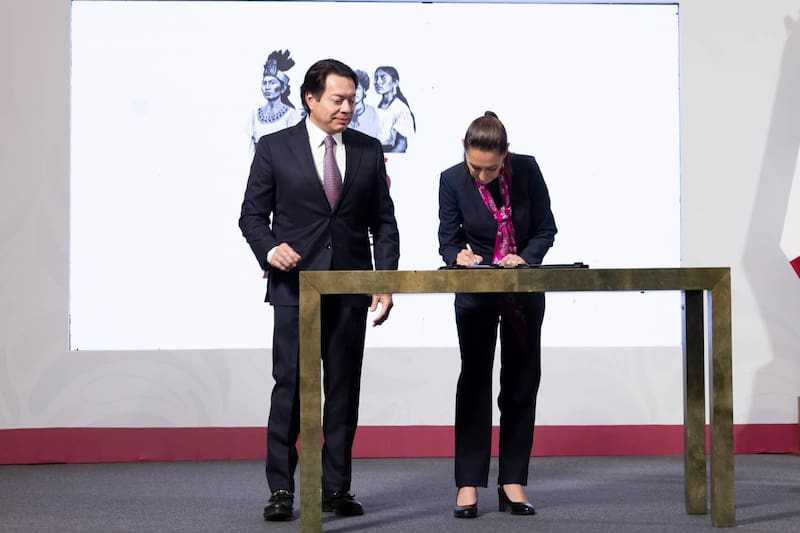 Claudia Sheinbaum firmó el decreto para bajar la edad de jubilación a docentes. Fuente: Gobierno de México
