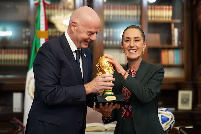 Claudia Sheinbaum junto al presidente de la FIFA, Gianni Infantino y la Copa del Mundo.