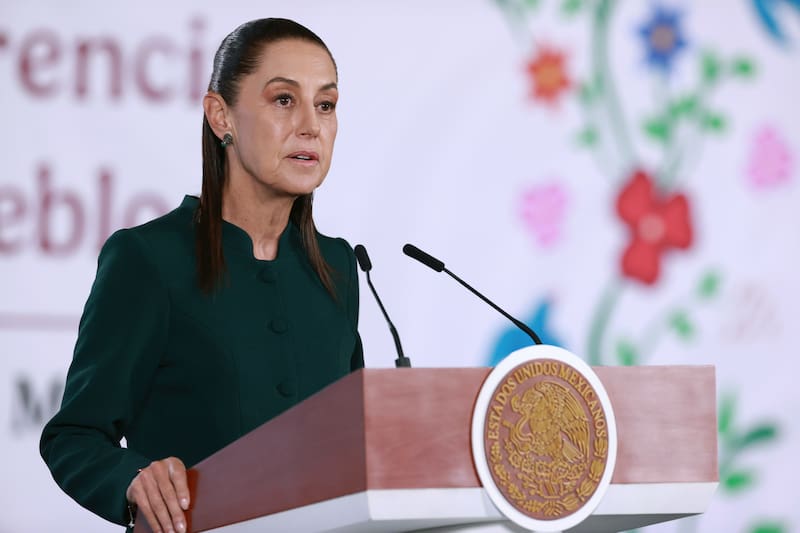 Claudia Sheinbaum someterá a debate público el uso celulares en la escuela: crece el temor por la dependencia a las redes sociales.