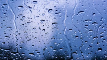 Logran convertir gotas de agua de lluvia en electricidad y cambia todo lo que se sabía de la física hasta ahora