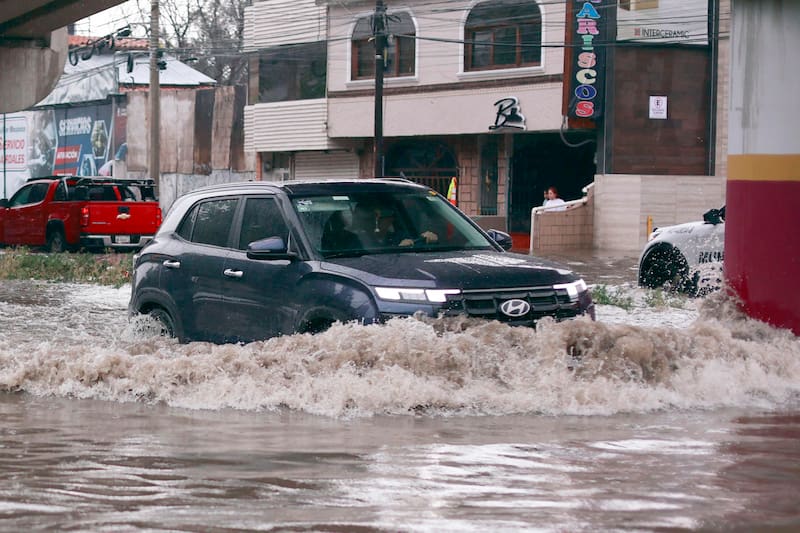 Fotografía que muestra un vehículo transitando por una calle inundada debido a las fuertes lluvias este martes, en Pachuca (México). La tormenta tropical Marie, el décimo tercer ciclón de la temporada en el Pacífico oriental, se formó frente a las costas del estado de Colima, en el oeste de México, donde se prevé un aumento de lluvias, según informó el Servicio Meteorológico Nacional (SMN). EFE/David Martínez Pelcastre