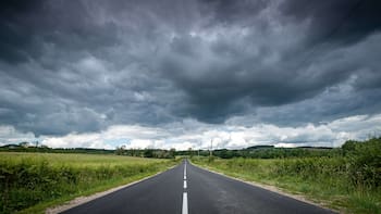 Muro de nubes negrísimas y nada de sol en todas estas zonas del país: cuándo vuelve el buen tiempo