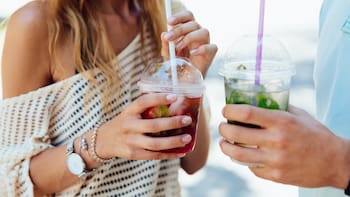 Oficial | Inspeccionarán local por local y habrá grandes multas para quienes den bolsas, platos, vasos y cubiertos desechables