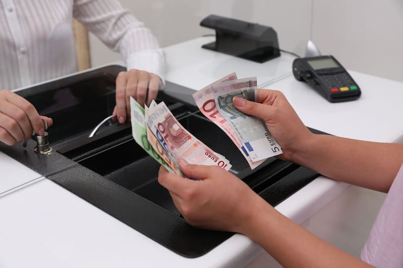 Superar el umbral de 3000 euros activa una obligación de información para la entidad bancaria.