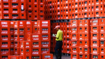 Acciones de Coca-Cola FEMSA suben luego que la mayor embotelladora de la marca anticipó alza de precios en México