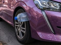 Qué significa encontrar una botella de plástico en la rueda del auto y cómo se debe actuar en cada caso