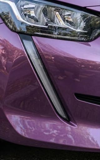 Qué significa encontrar una botella de plástico en la rueda del auto y cómo se debe actuar en cada caso