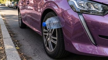 Qué significa encontrar una botella de plástico en la rueda del auto y cómo se debe actuar en cada caso