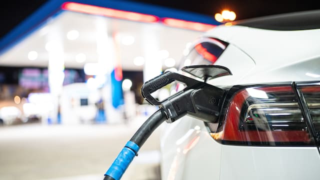 Programa Auto+ | Cómo solicitar las ayudas para comprar un coche eléctrico o híbrido enchufable y cuánto dinero puedes recibir en 2026