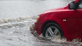 La DGT explica cómo actuar si te encuentras en una carretera inundada: “No intente atravesar la corriente de agua”