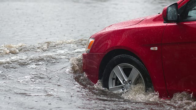 La DGT explica cómo actuar si te encuentras en una carretera inundada: “No intente atravesar la corriente de agua”