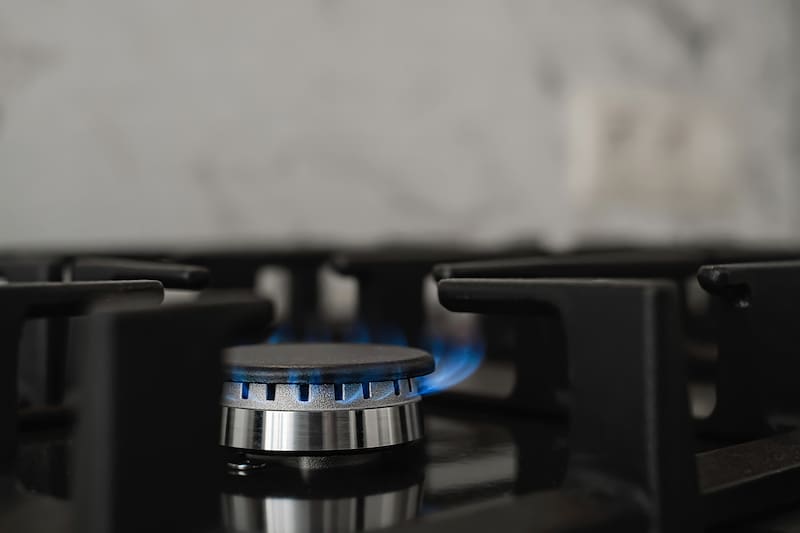 El gas puede ser más económico por el coste de la energía, aunque presenta otras exigencias relacionadas con la limpieza, la instalación y la seguridad.