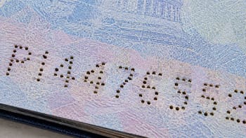 Qué significa el número perforado en el libro de pasaporte americano y para qué sirve que esté ahí