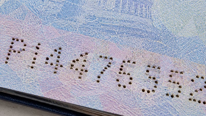 Este código está presente en todas las hojas de pasaporte americano.