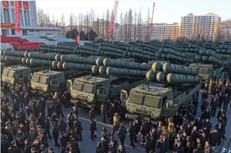 Corea del Norte presentó 50 nuevos lanzadores del sistema KN-25. Imagen: archivo.