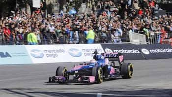 Con un Fórmula 1, Franco Colapinto deslumbró al público con su primera salida en la histórica exhibición en Buenos Aires