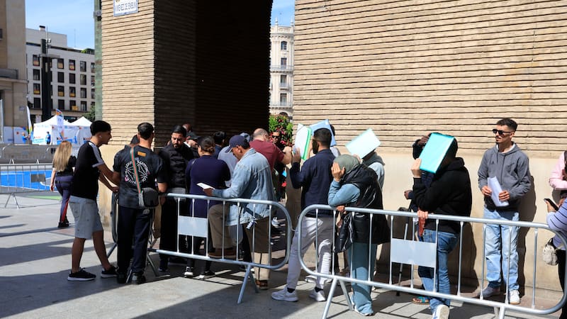 Cómo plantea el Gobierno la regularización de migrantes en España y qué enfoque defiende sobre la migración en un contexto de fuerte debate político.