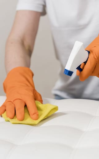 Rociar vinagre con bicarbonato sobre los colchones: para qué sirve este poderoso truco