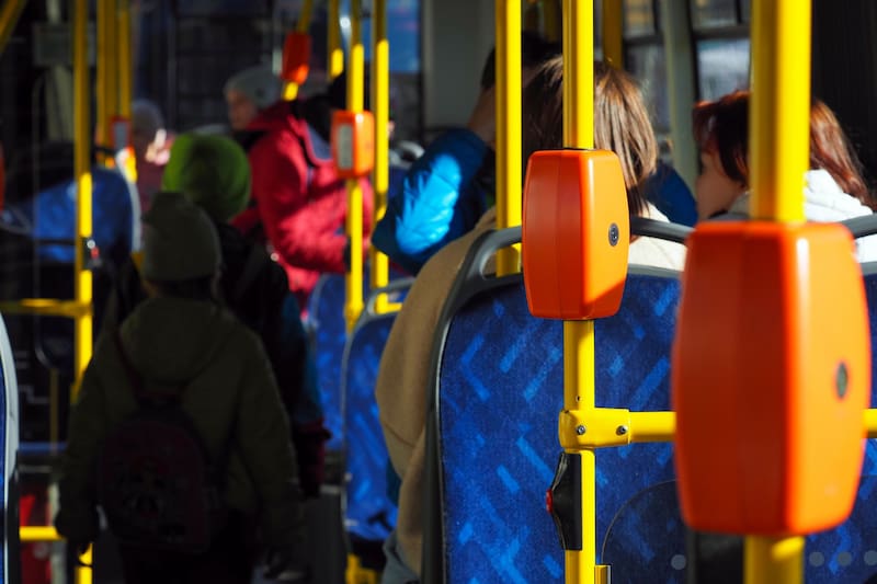 La Ley 2148 de CABA permite subir o bajar del colectivo fuera de la parada entre las 22 y las 6 y durante tormentas o lluvias, con excepciones para algunas arterias. Fuente: Shutterstock