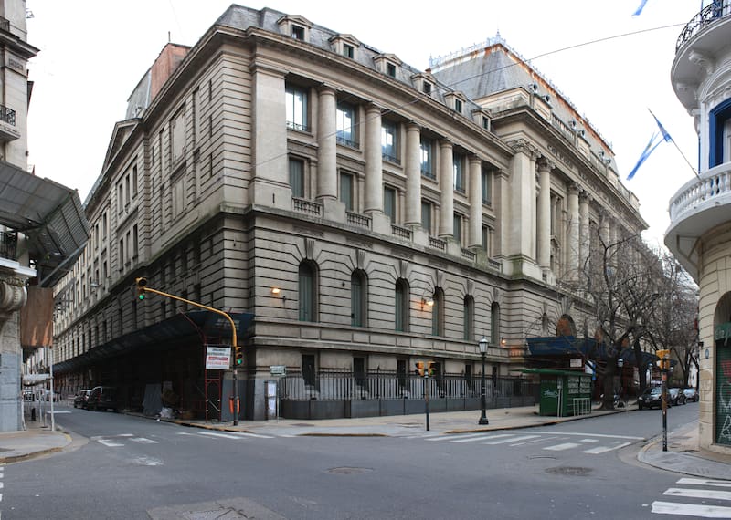 El Colegio Nacional de Buenos Aires prohibió a los estudiantes el uso en clase de los celulares, salvo excepciones. (Foto: Wikimedia / Jrivell)