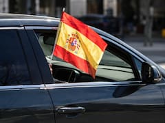 Oficial | La DGT puede multarte por llevar una bandera colgada de la ventanilla del coche: estos son los casos