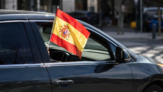 Oficial | La DGT puede multarte por llevar una bandera colgada de la ventanilla del coche: estos son los casos