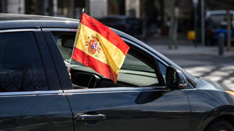 Oficial | La DGT puede multarte por llevar una bandera colgada de la ventanilla del coche: estos son los casos