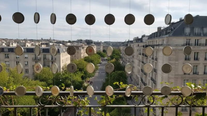 Colgar tapas de mermelada en el balcón: por qué lo recomiendan y para qué sirve