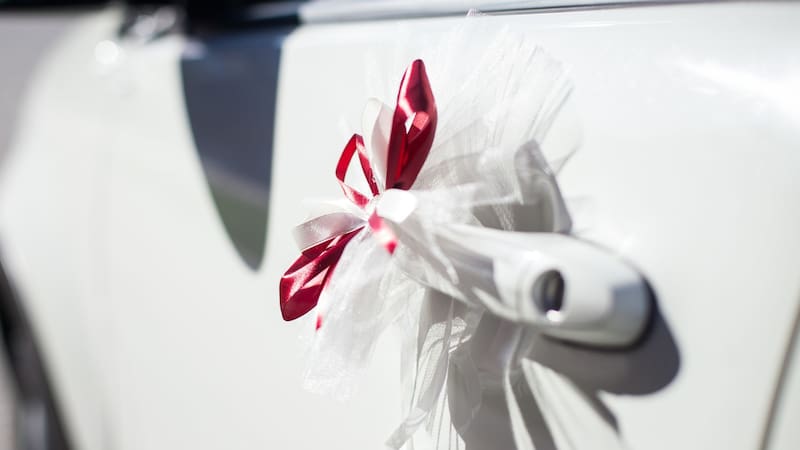 Colgar una cinta roja en el coche: qué significa y para qué sirve